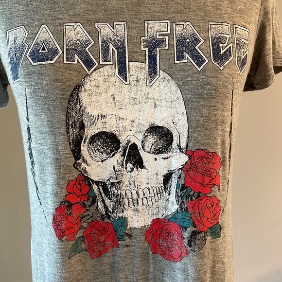 ROSIE HARLOW women’s BORN FREE distressed SKULL print high low super soft tee SM - Picture 2 of 10